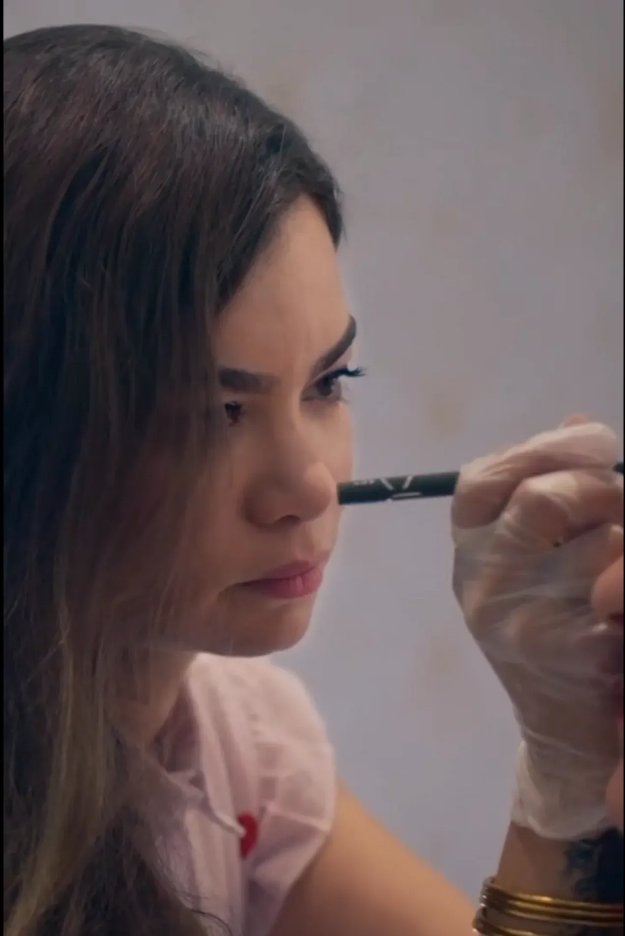 Sarah Porlan au travail dans son studio à Toulouse