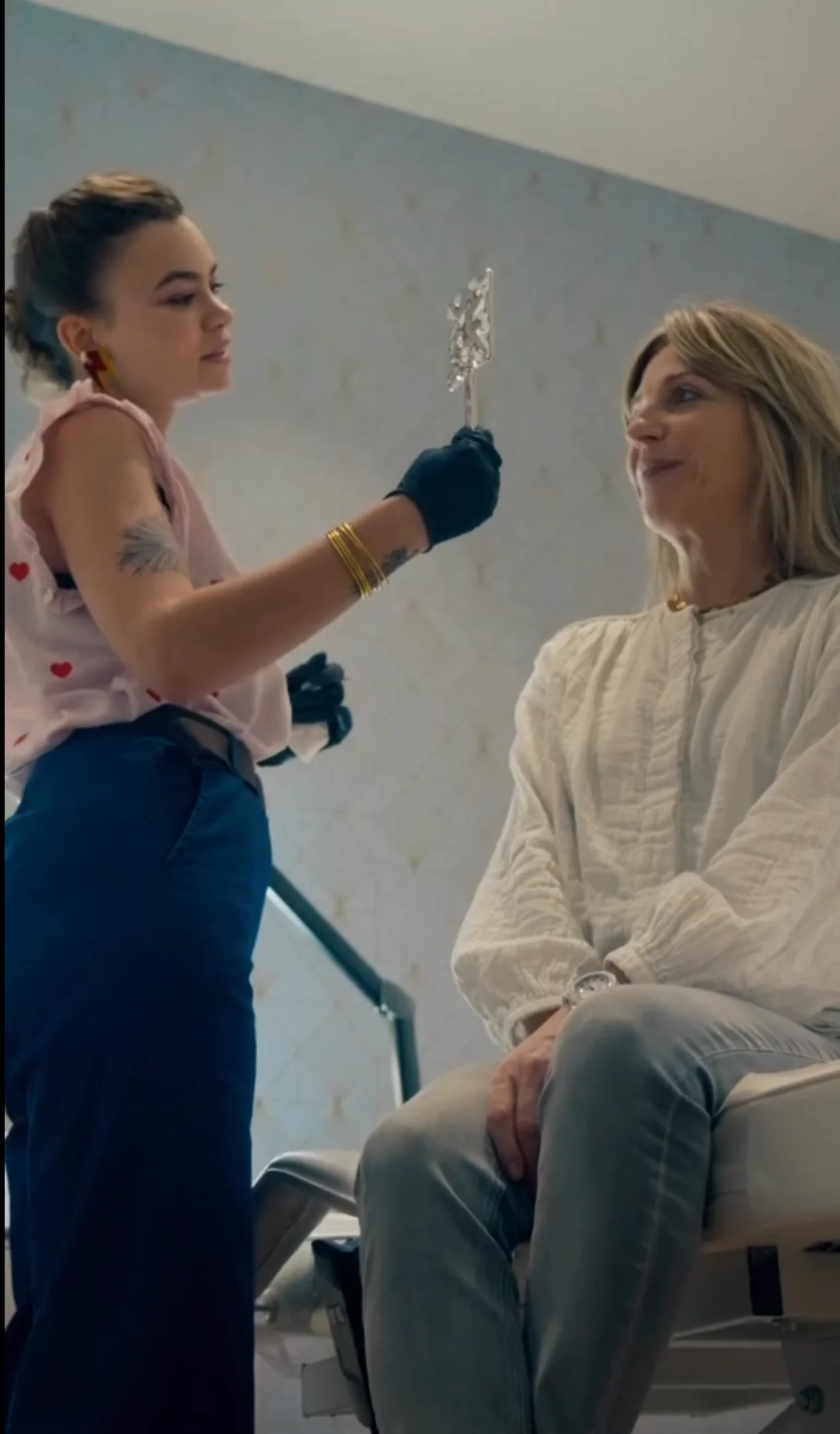 Sarah Porlan avec une cliente dans le miroir du studio de maquillage permanent à Toulouse