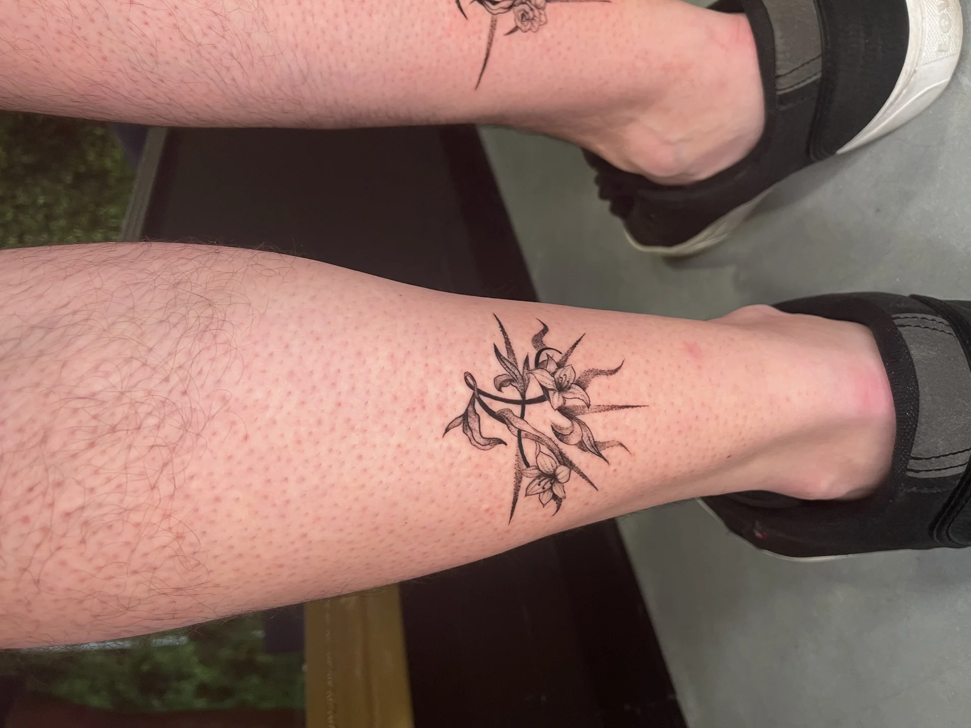 Tatouage lignes fines - Sarah Ink Studio Toulouse